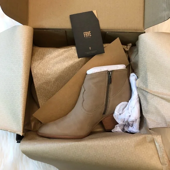 NWT Frye Reina Bootie In Ash Size 9 - Picture 2 of 12